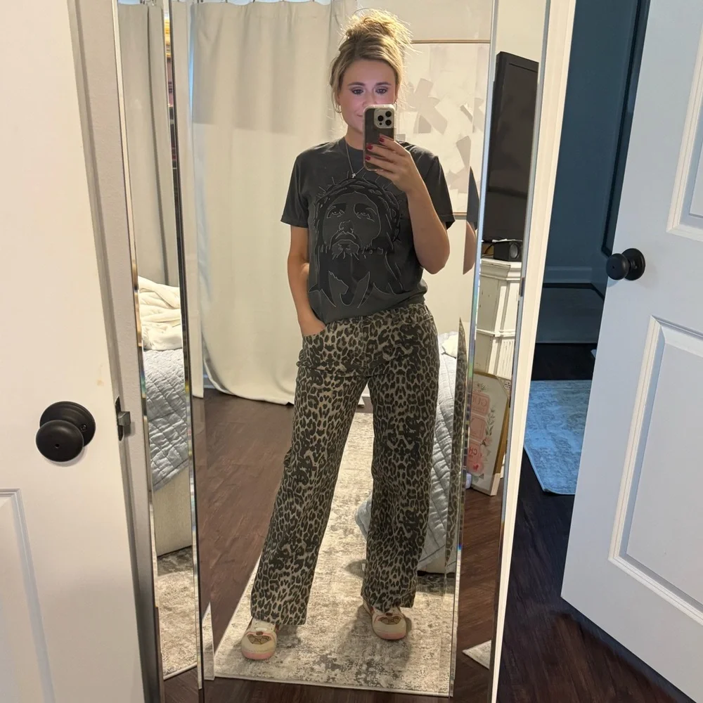 Jesus Face Comfort Colors Grey T-Shirt - Picture 2 of 4